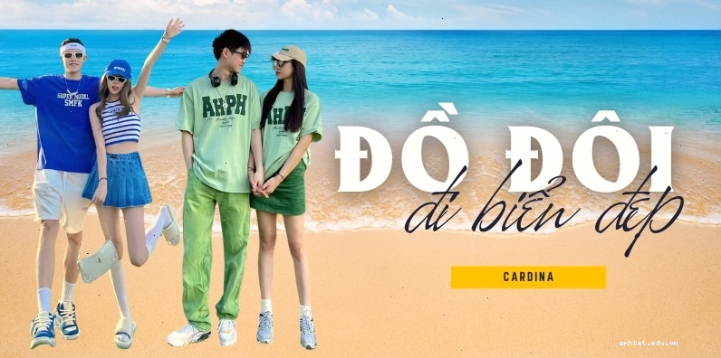 Cặp đôi mặc đồ đôi đi biển với áo sơ mi và quần short, cả hai đang nắm tay nhau và đi dọc bờ biển