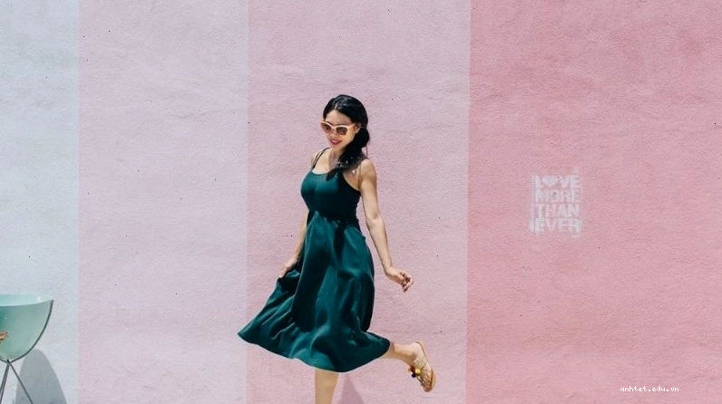 Cặp đôi mặc đồ đôi màu hồng nhạt và xanh chàm, tạo dáng tự nhiên trên cầu thang