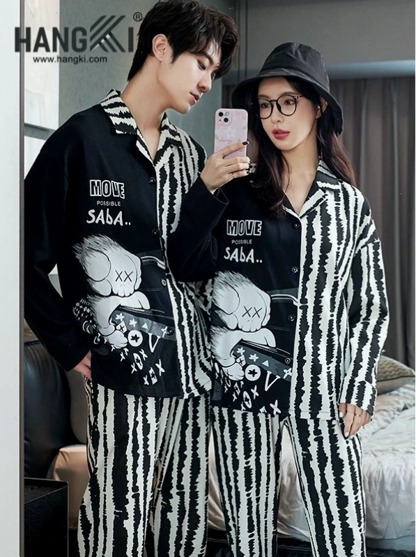 Cặp đôi mặc đồ ngủ đôi, cùng nhau chơi game