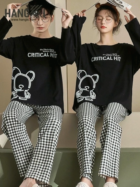 Cặp đôi mặc đồ ngủ đôi, cùng nhau chuẩn bị bữa tối
