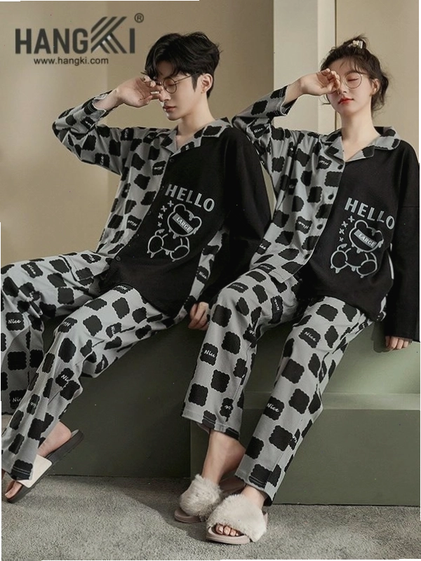 Cặp đôi mặc đồ ngủ đôi, cùng nhau cười đùa và có những hành động tinh nghịch