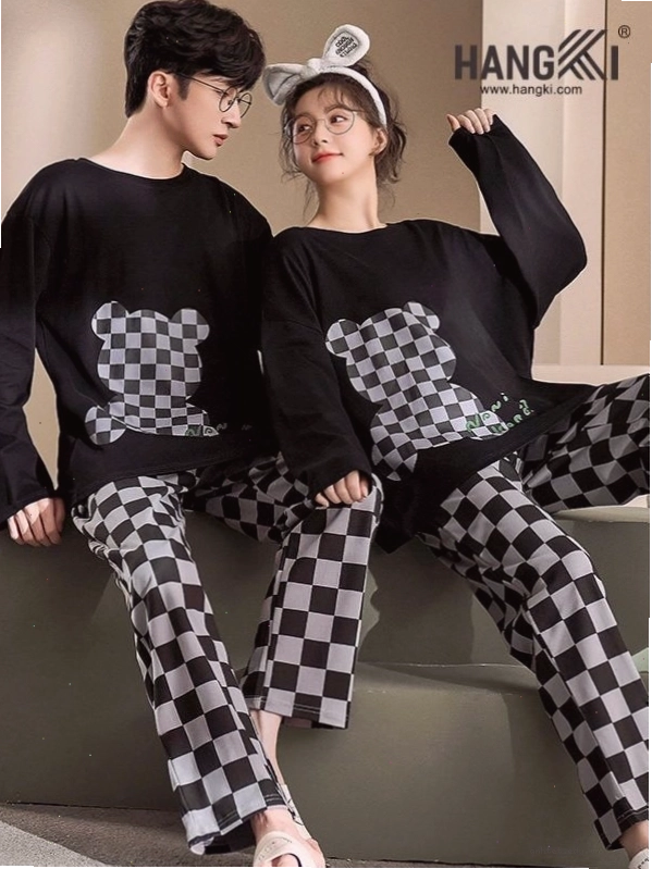 Cặp đôi mặc đồ ngủ đôi, cùng nhau ngắm hoàng hôn từ ban công