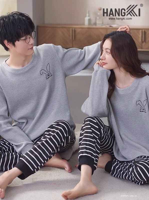 Cặp đôi mặc đồ ngủ đôi, cùng nhau ngắm sao đêm