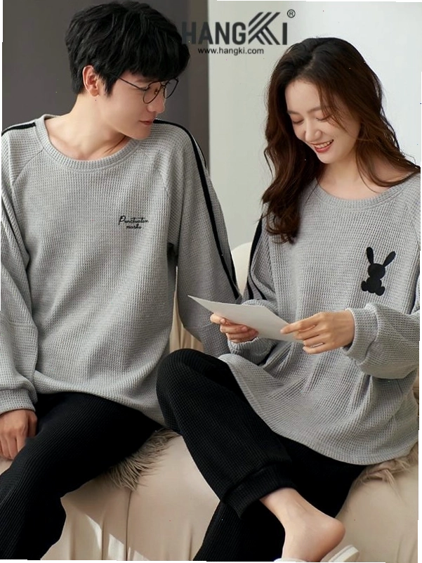 Cặp đôi mặc đồ ngủ đôi, cùng nhau ngồi tâm sự