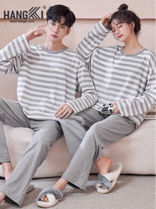 Cặp đôi mặc đồ ngủ đôi, cùng nhau nhảy múa