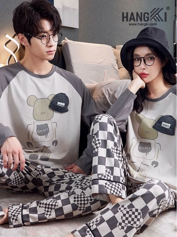 Cặp đôi mặc đồ ngủ đôi, cùng nhau trò chuyện và cười đùa