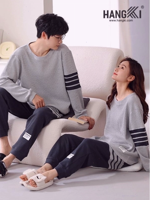 Cặp đôi mặc đồ ngủ đôi, cùng nhau xem phim
