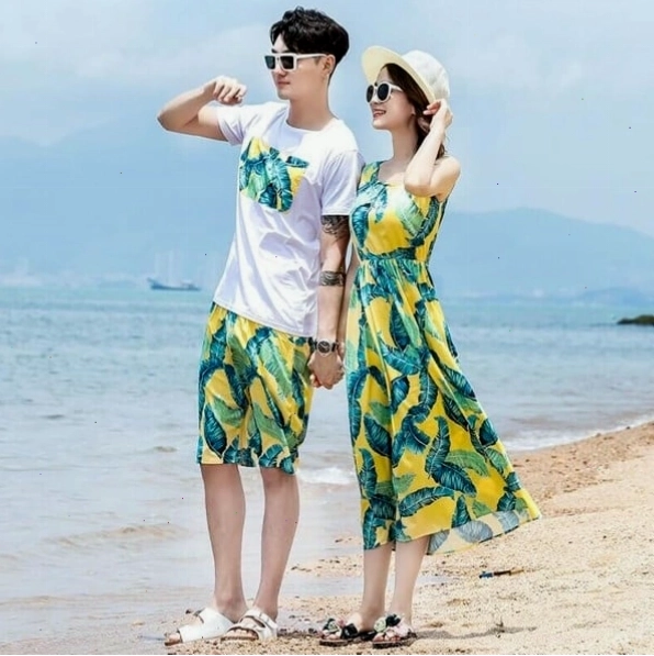 Cặp đôi mặc set đồ đôi, nữ diện đầm maxi, nam diện áo sơ mi