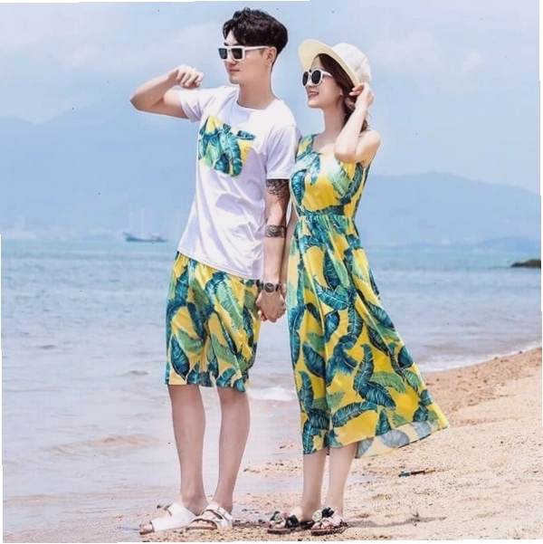 Cặp đôi mặc set đồ đôi, trong đó trang phục nữ là đầm maxi quyến rũ