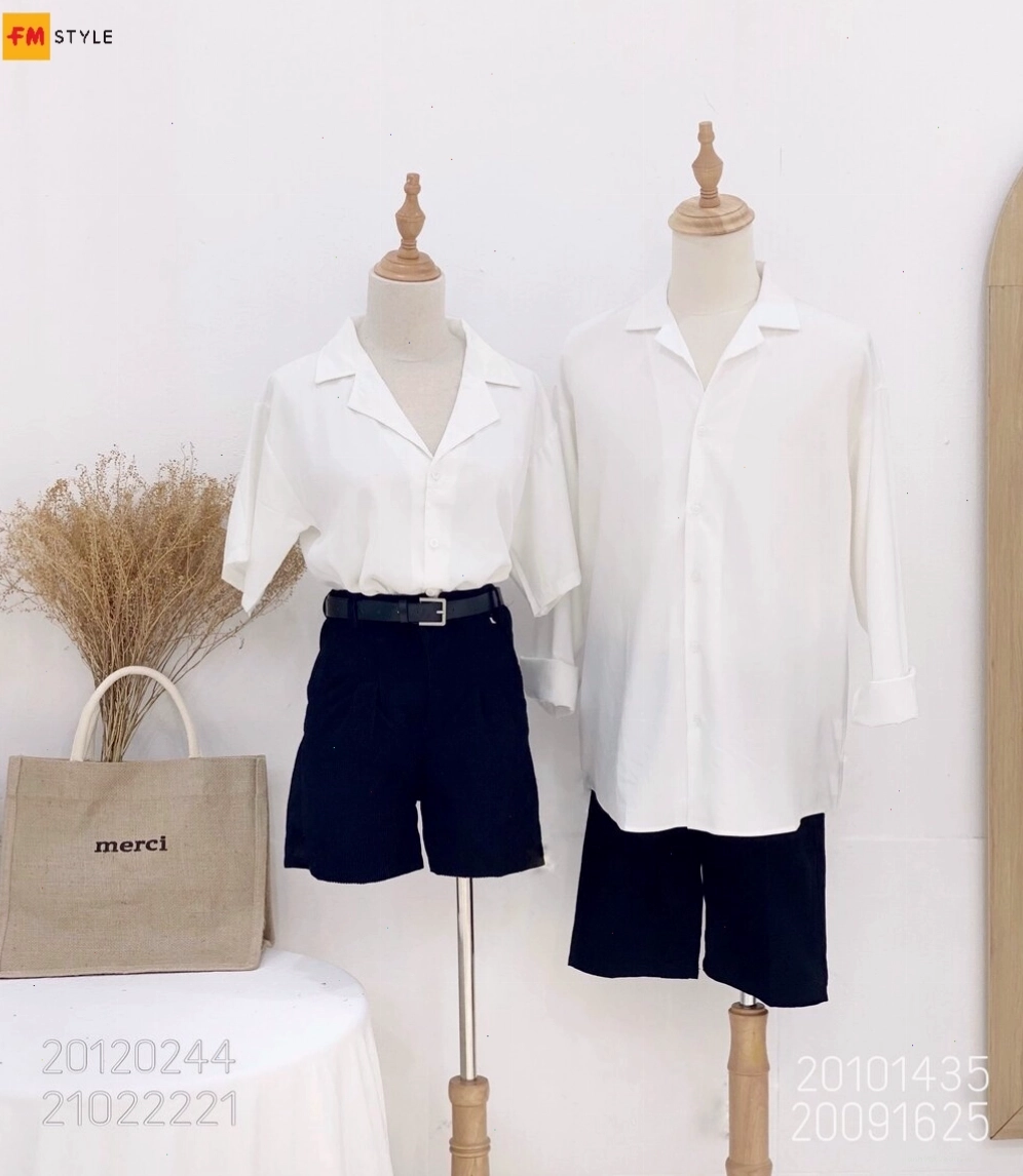 Cặp đôi ngồi đối diện nhau trong quán cà phê vintage, cùng mặc áo sơ mi, chàng trai đưa ly nước cho cô gái