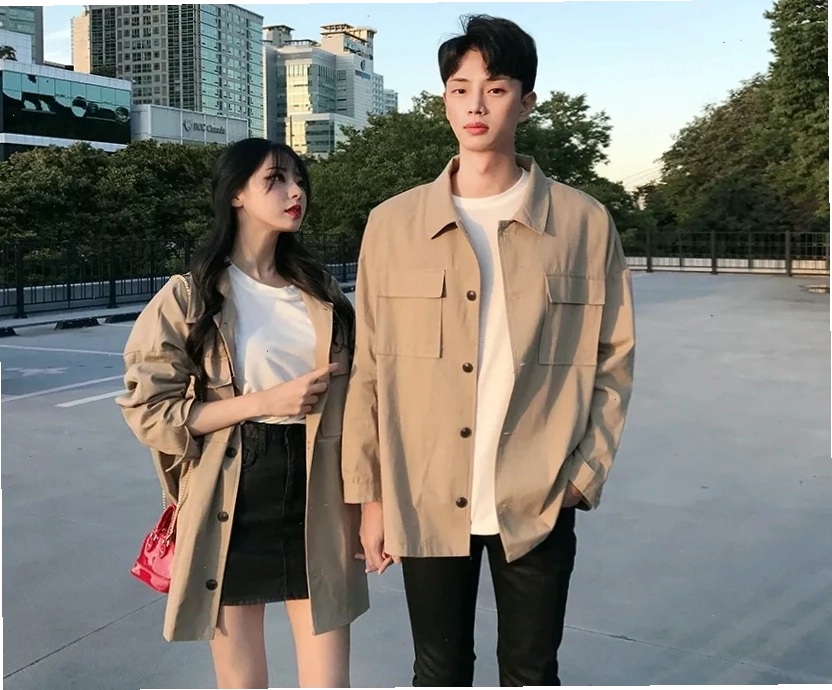 Cặp đôi ngồi trên bậc thang, cùng nhìn về một hướng, tay đặt lên đầu gối