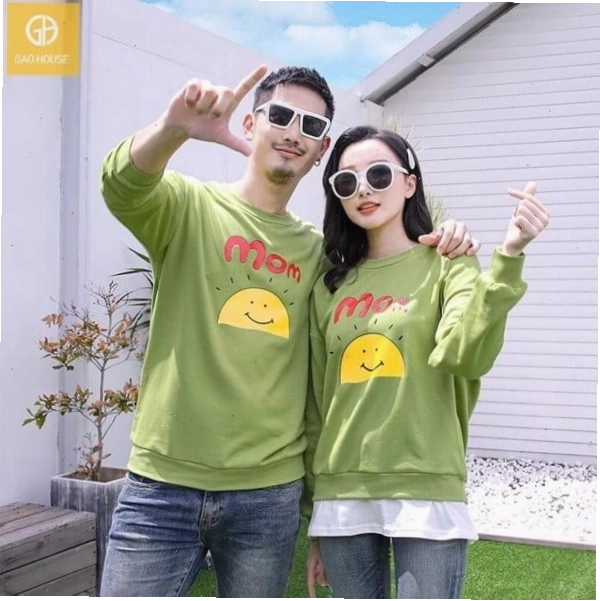 Cặp đôi ôm nhau tình tứ trong trang phục mùa đông ấm áp