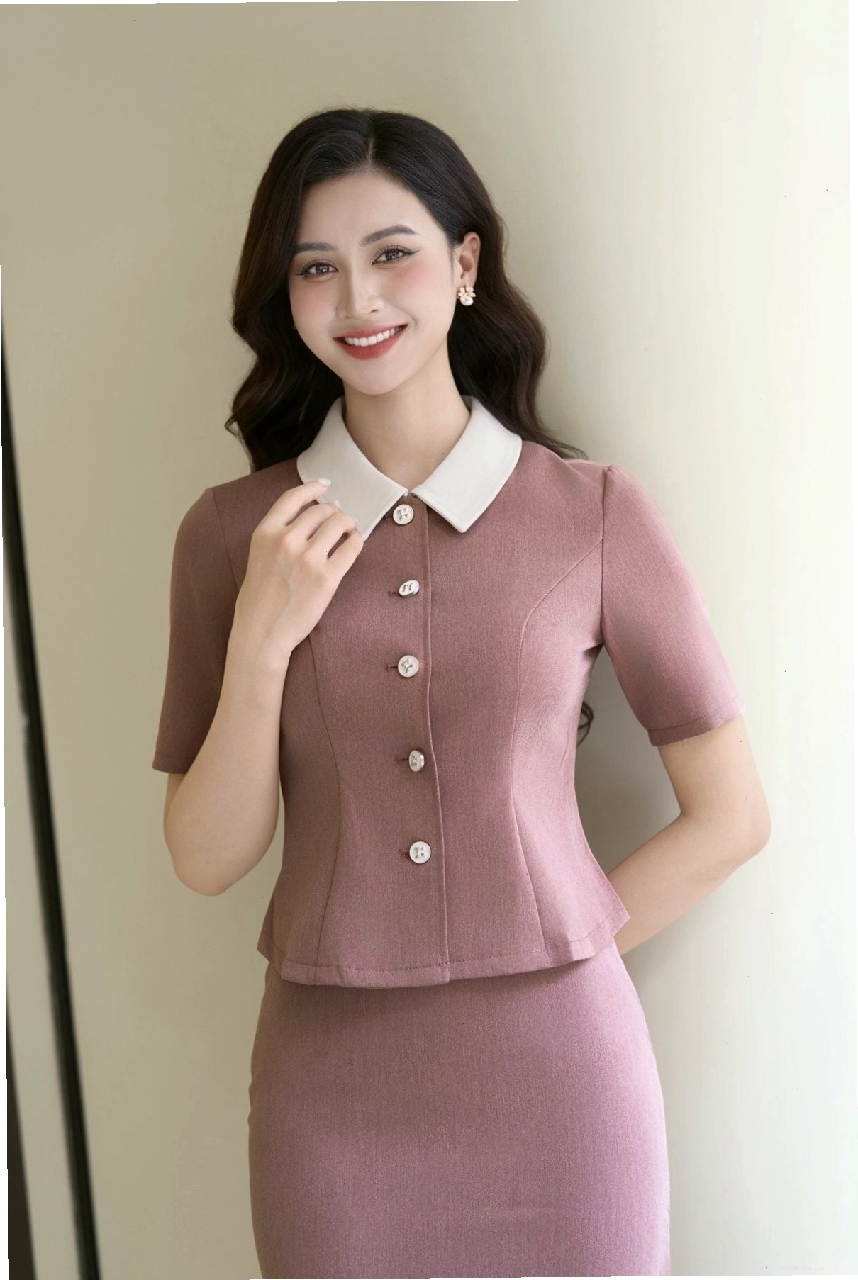 Chân váy bút chì ôm body phối cùng áo len mỏng cổ lọ