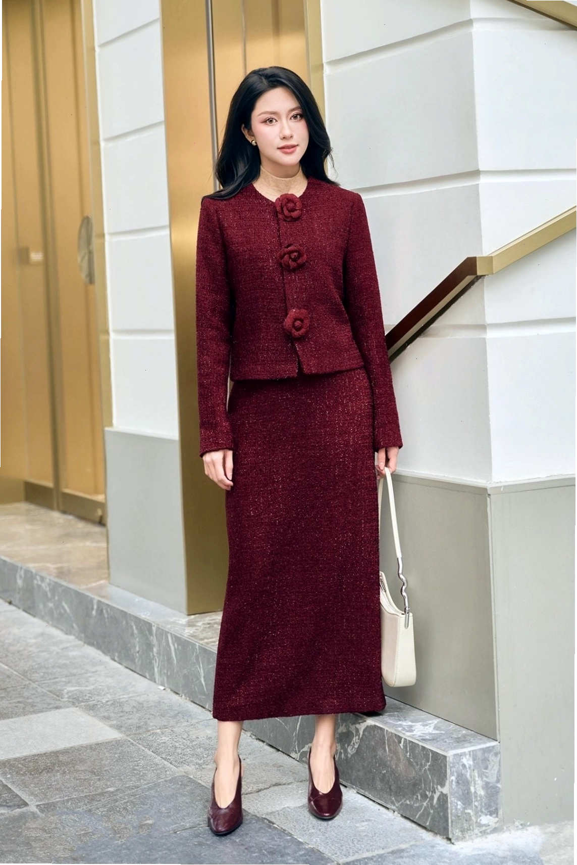 Chân váy dạ ôm dáng dài màu xám phối cùng áo kiểu