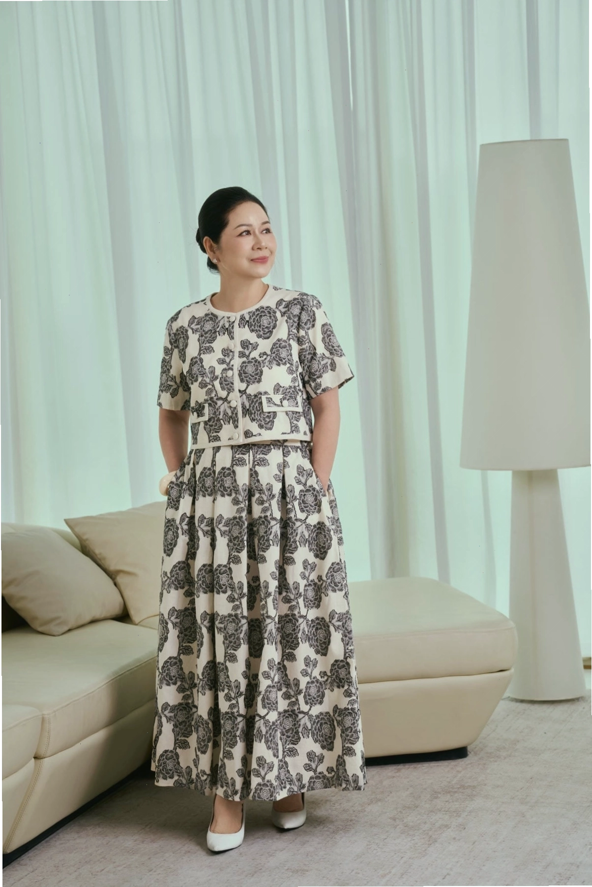Chân váy dài công sở vải linen, dáng chữ A, thân váy phối ly bung, dáng xoè, khóa thân sau, màu be thanh lịch