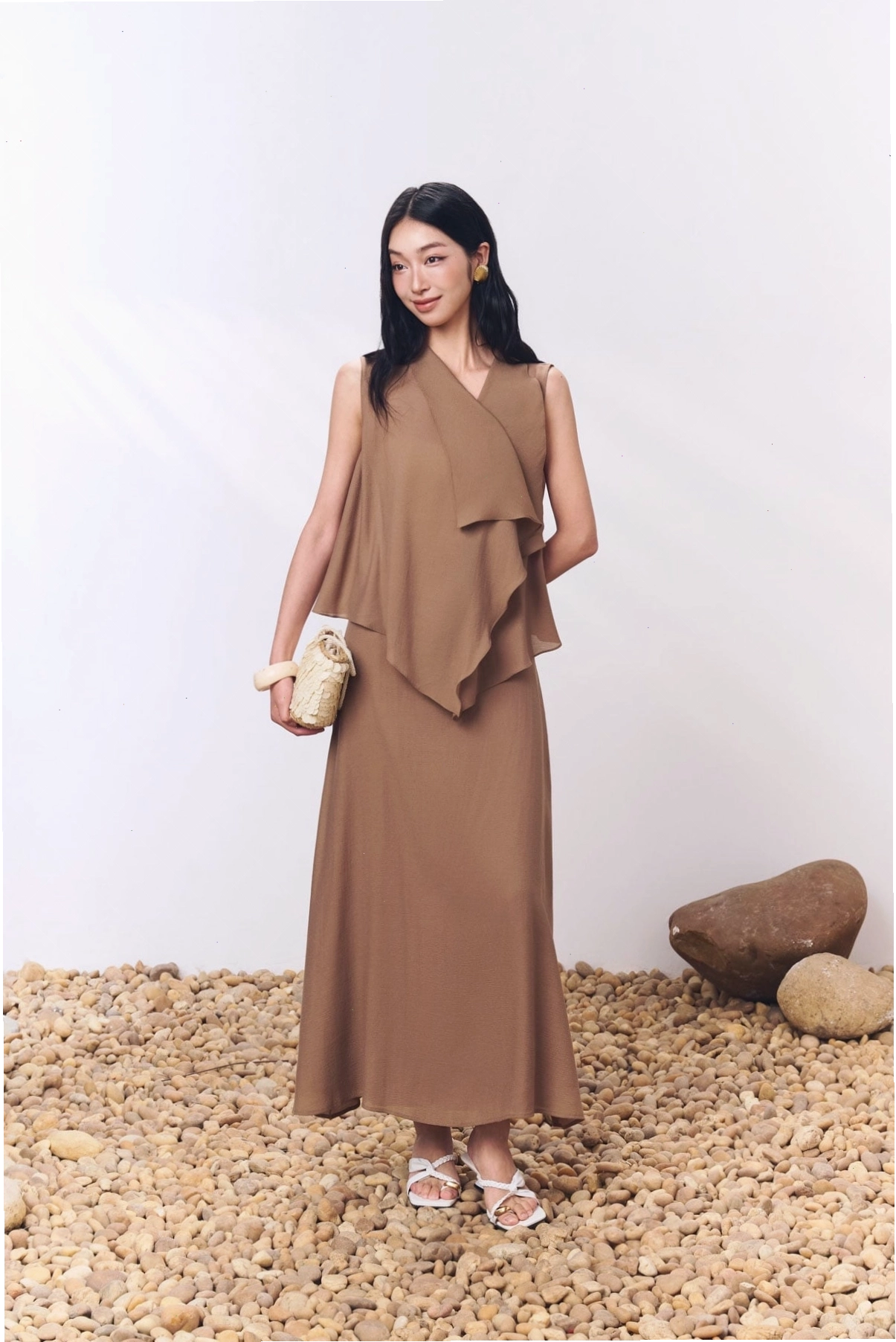Chân váy dài vải tơ dáng suông, màu xanh mint, khóa thân sau, mang lại vẻ ngoài thanh thoát và dịu dàng