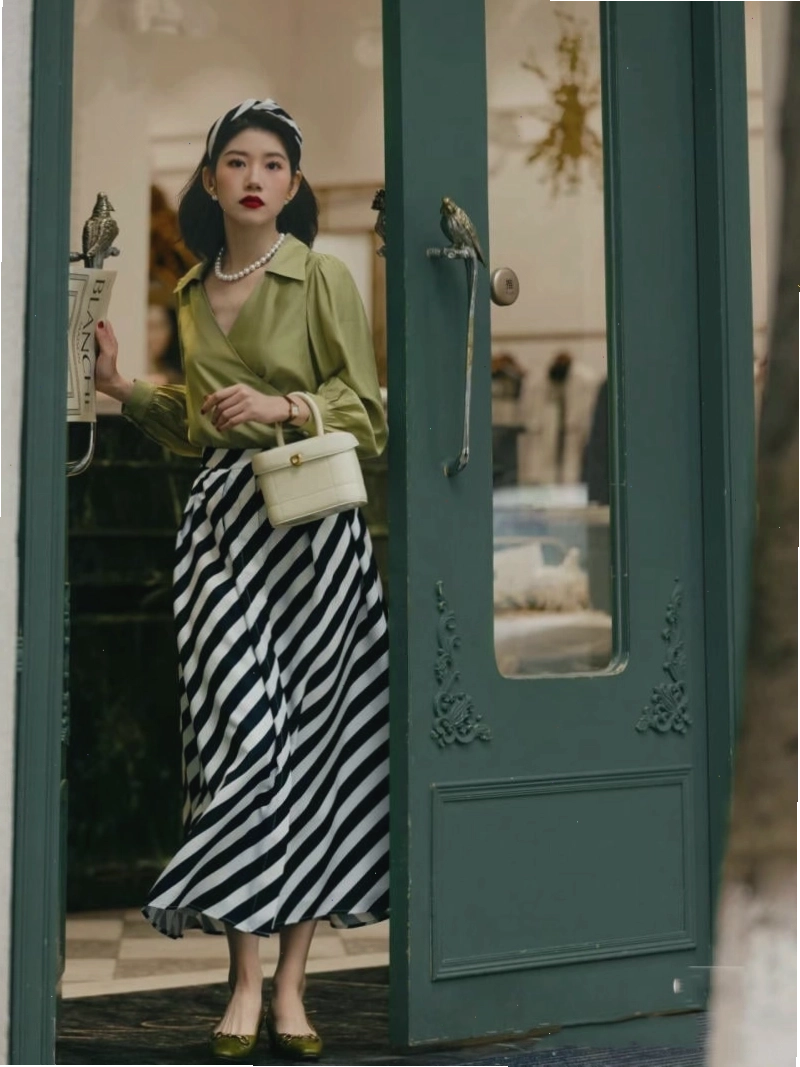 Chân váy dài vintage dáng chữ A màu kem, cạp cao, phối cùng áo cổ V màu trắng