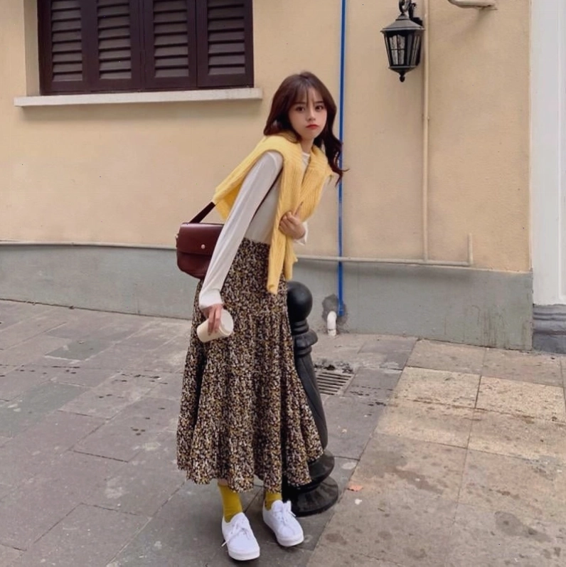 Chân váy dài vintage họa tiết hoa nhí, phối cùng áo phông trắng đơn giản và giày thể thao