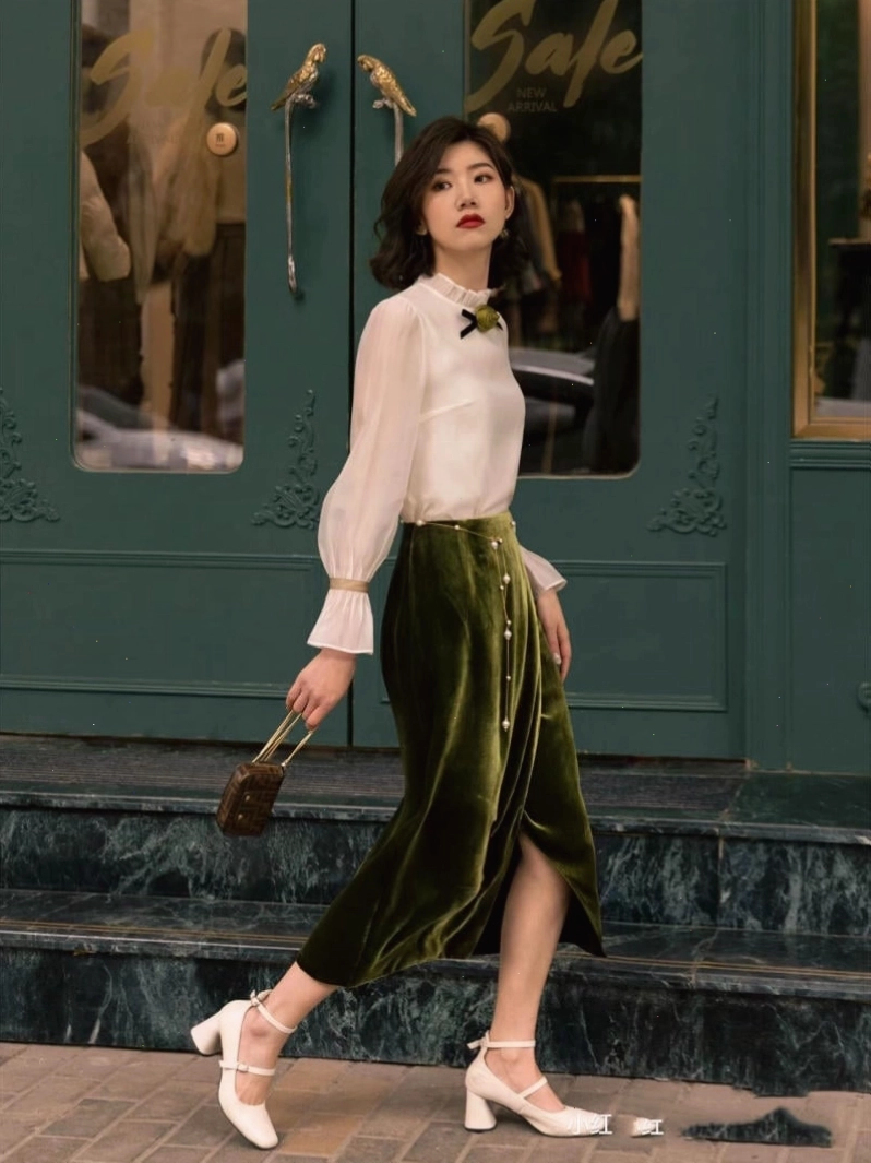 Chân váy dài vintage màu xanh rêu, cạp cao, dáng A, phối cùng áo sơ mi trắng và mũ rộng vành