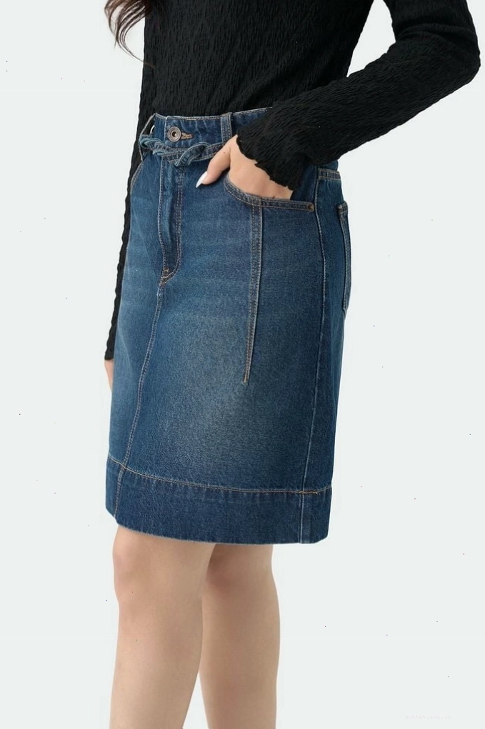 Chân váy jean chữ A dáng ngắn, phối cùng áo sơ mi oversize