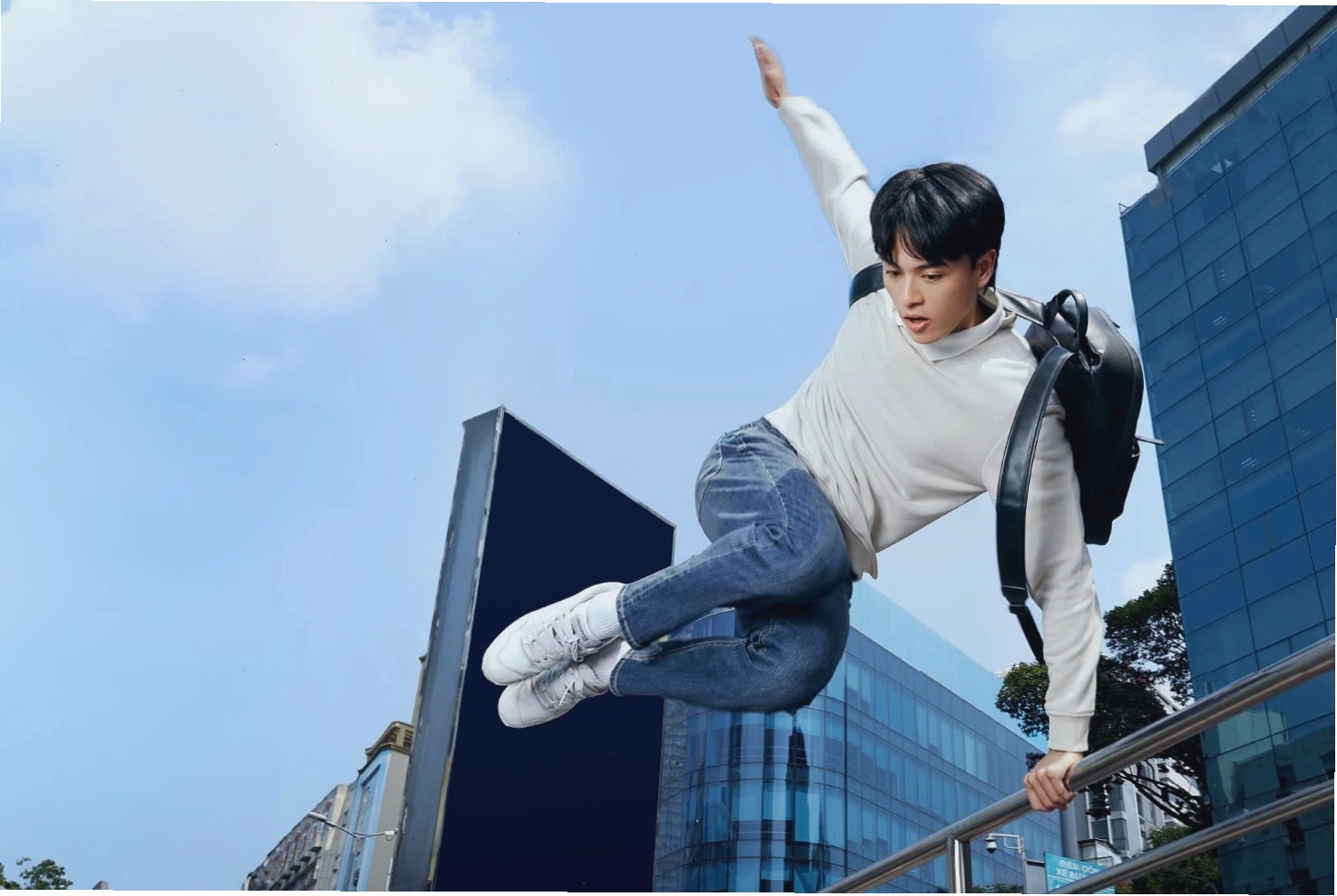 Chân váy jean ống suông dáng dài màu xanh bạc phối với áo thun trắng và giày sneaker