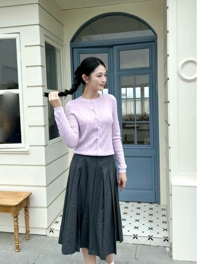 Chân váy xếp ly dáng midi màu trắng kem, chất liệu cotton, thiết kế xếp ly đều và đẹp mắt