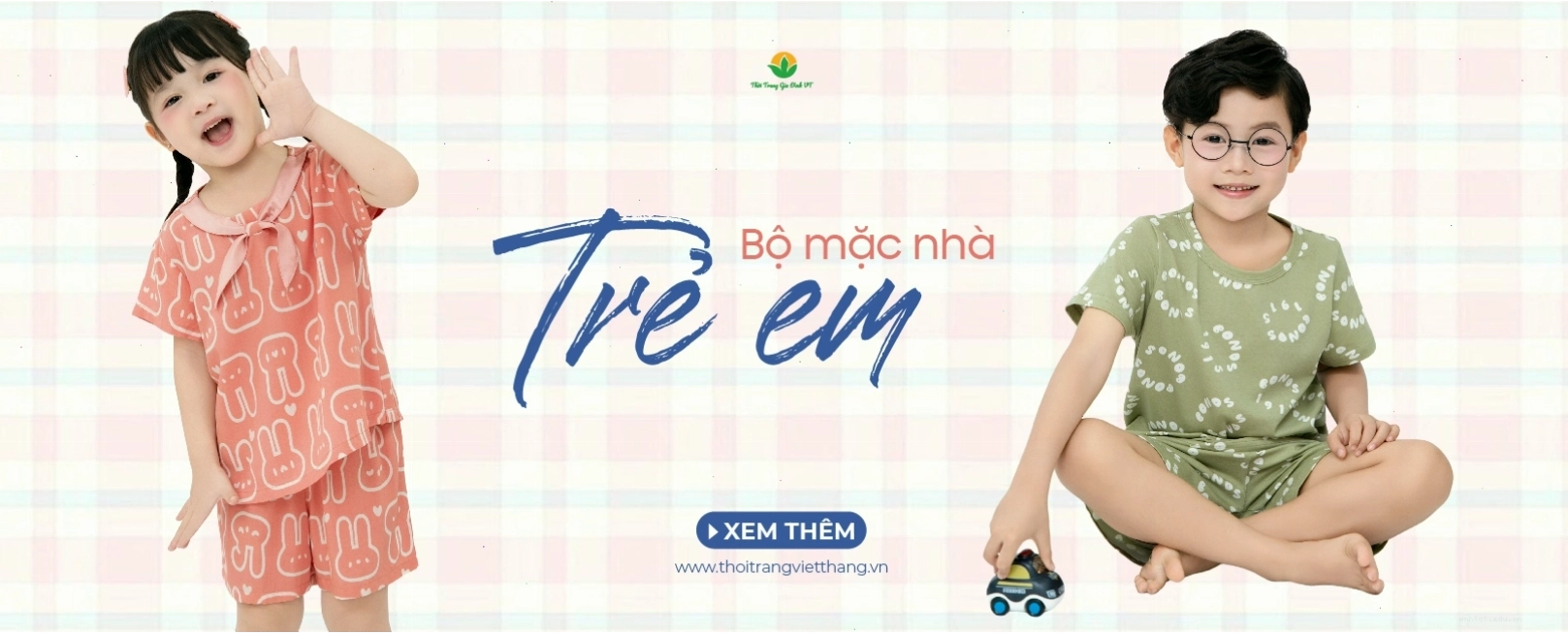 Chân váy xếp ly ngắn màu trắng phối cùng áo kiểu tay phồng