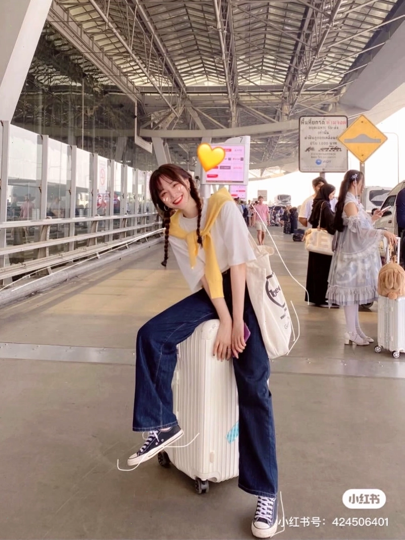Chàng trai diện áo sơ mi, quần kaki cùng túi tote da nâu