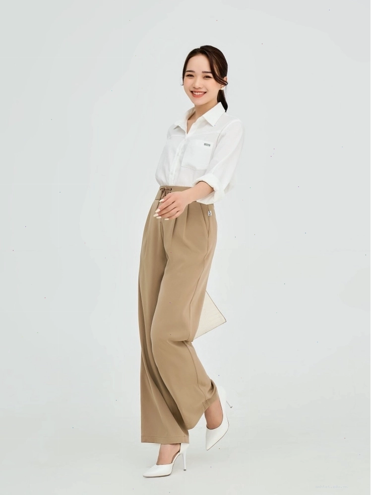 Chàng trai diện quần tây lưng cao ống suông màu nâu phối cùng áo thun trắng