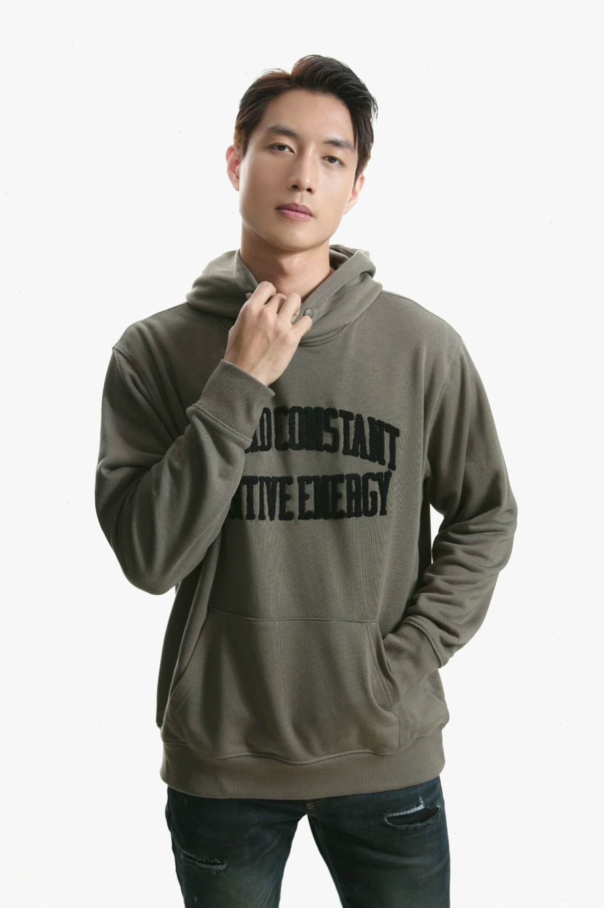Chàng trai phối quần jean ống suông với áo hoodie in họa tiết và giày thể thao