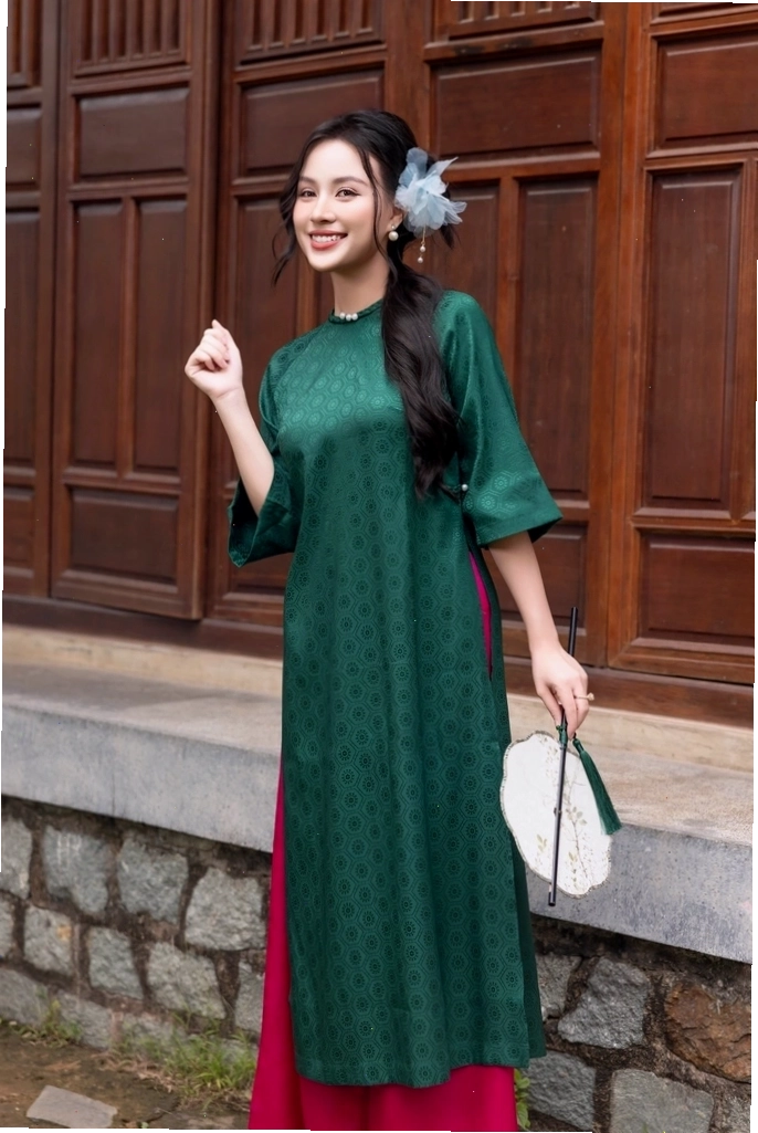 Chi tiết áo dài nhung xanh lá đính ngọc trai ở cổ