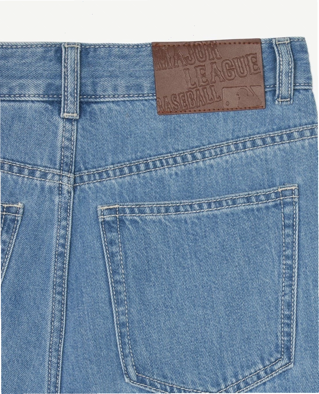 Chi tiết chất liệu vải và đường may trên quần jeans nữ ống rộng