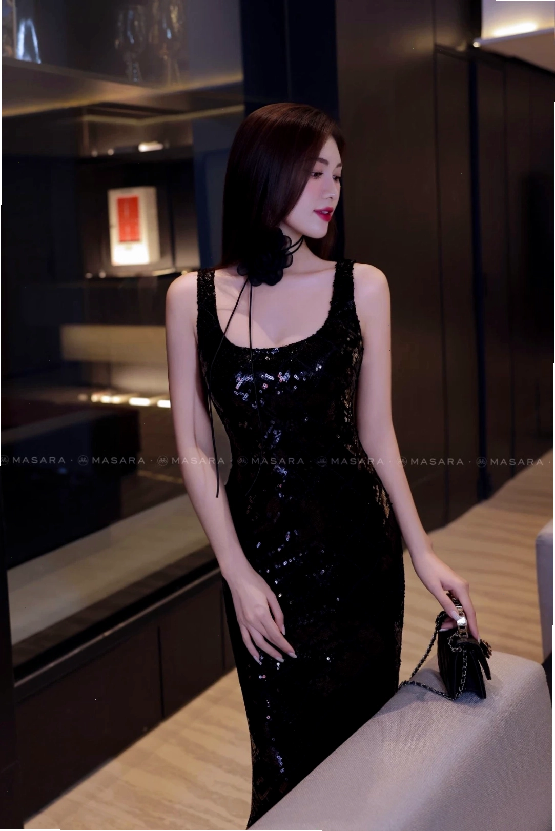 Chi tiết đính kết kim sa tỉ mỉ trên thân đầm body