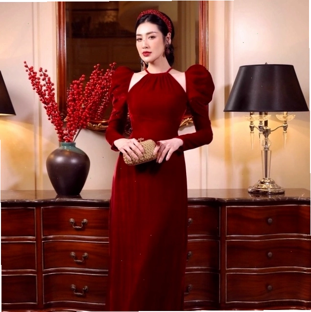 Chi tiết tay áo dài nhung cổ yếm dáng bồng