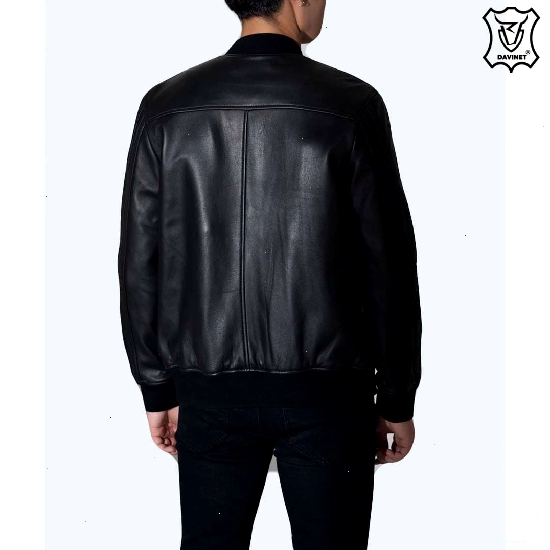 Chi tiết túi áo khoác bomber da nam, có nắp đậy