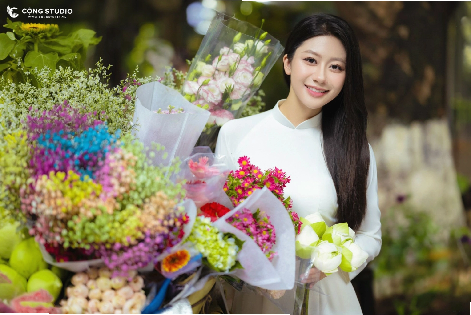 Cô dâu diện áo dài cưới màu trắng tinh khôi, khoe vẻ đẹp mong manh, thuần khiết