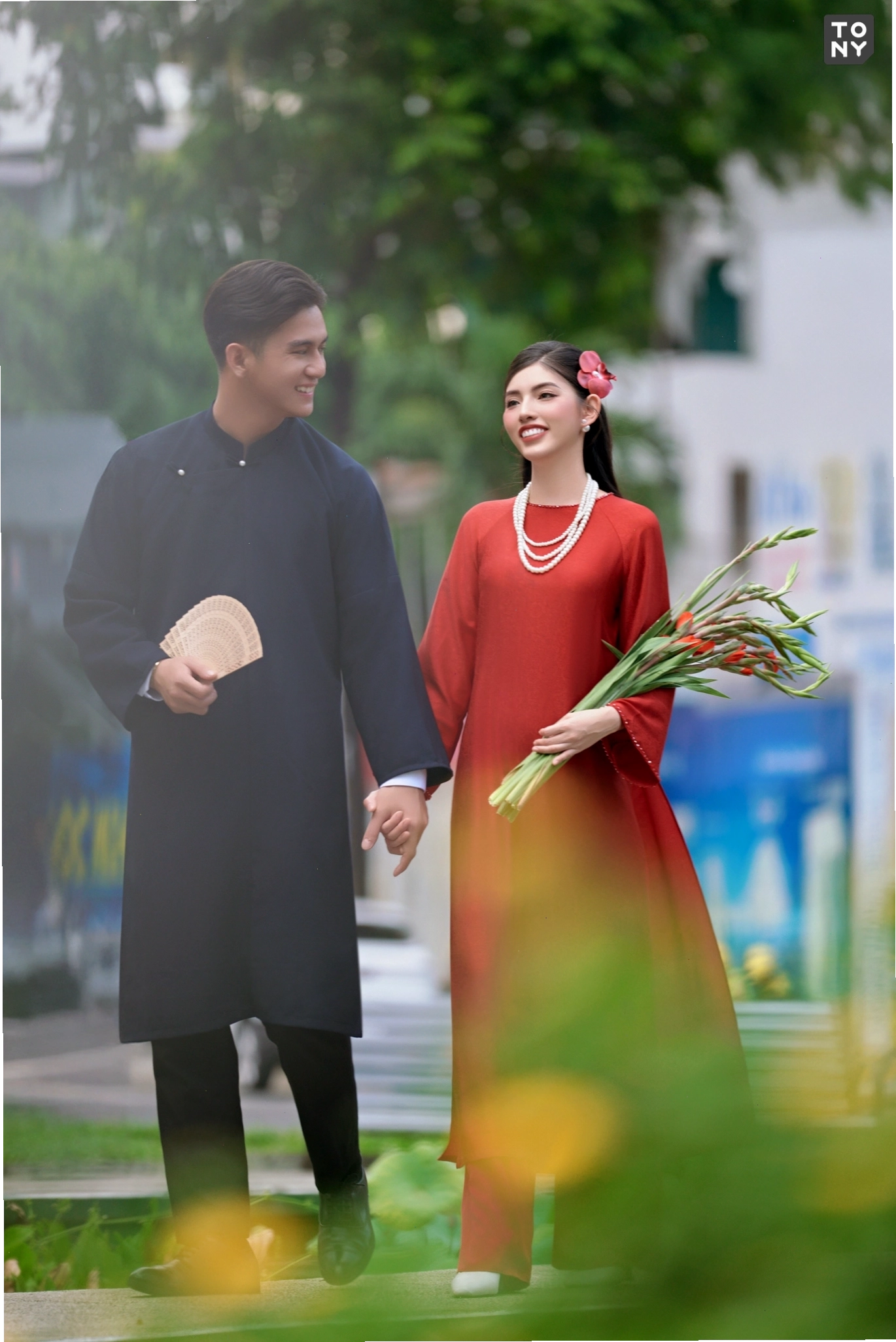Cô dâu diện áo dài cưới truyền thống màu đỏ với họa tiết rồng phượng tinh xảo