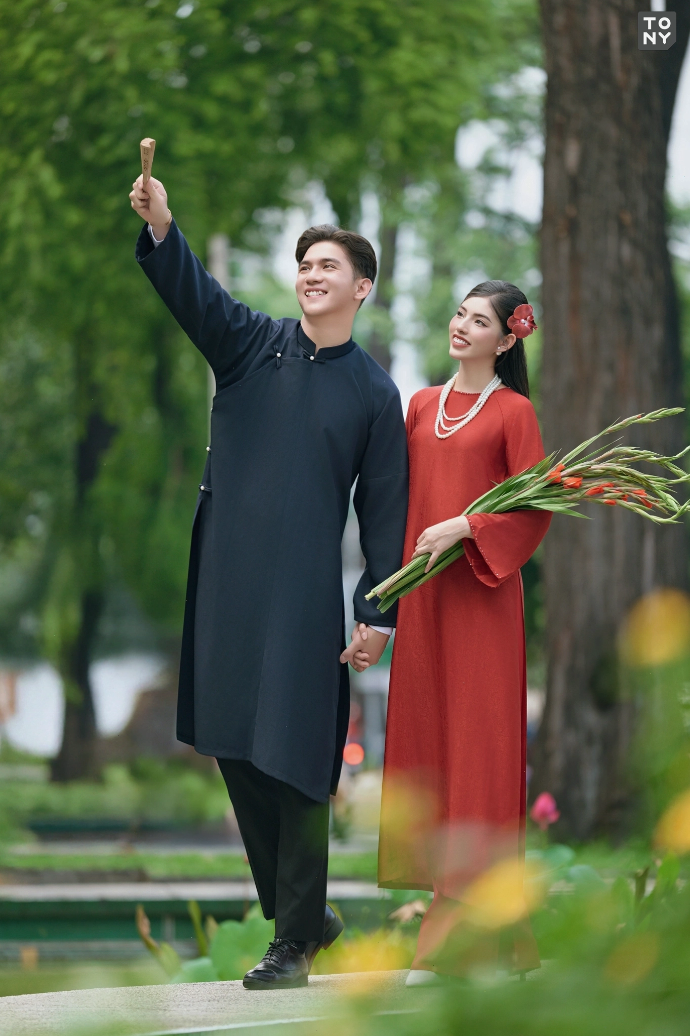 Cô dâu diện áo dài cưới truyền thống màu trắng thanh thoát