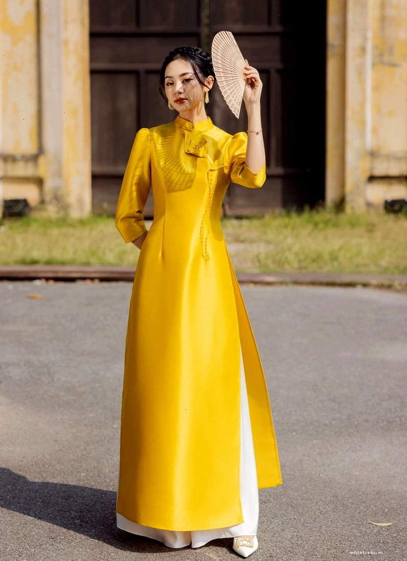 Cô gái diện áo sơ mi caro oversize, đội mũ lưỡi trai và đeo kính râm