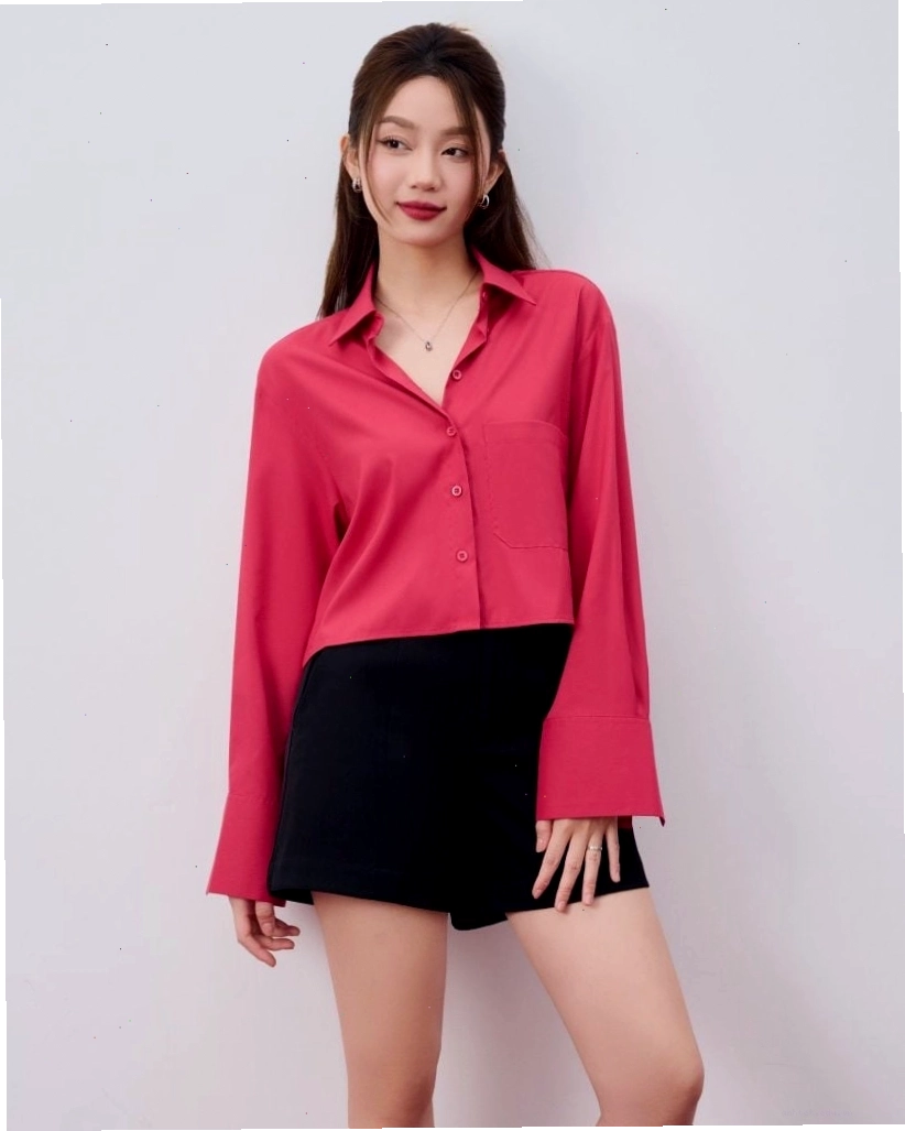 Cô gái diện áo sơ mi croptop màu trắng phối cùng quần jean cạp cao màu xanh