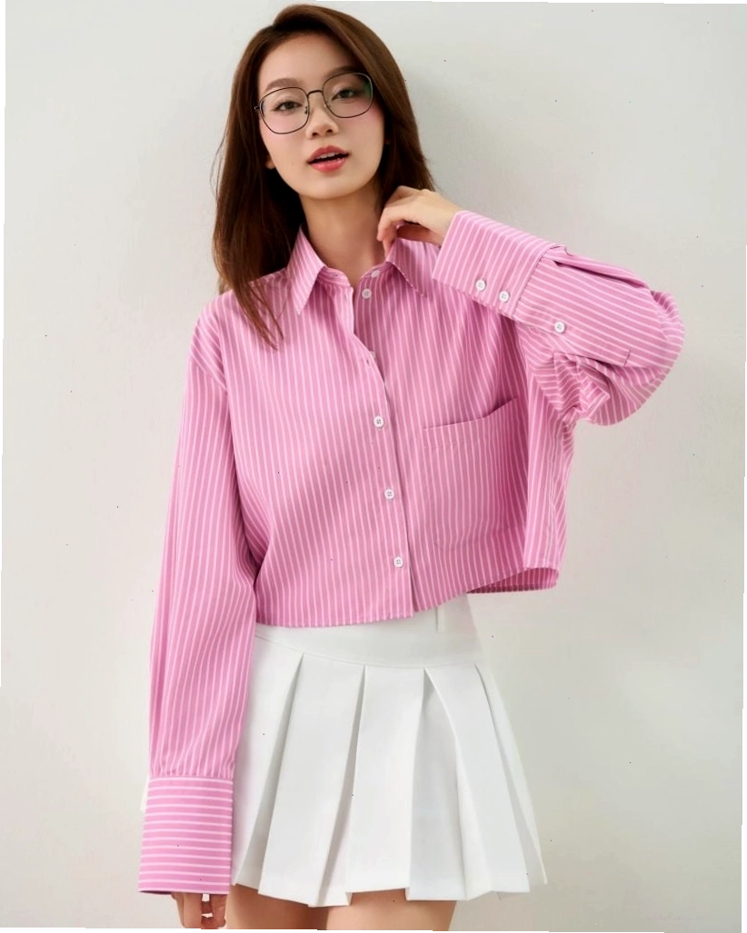Cô gái diện áo sơ mi croptop phối túi, quần ống rộng