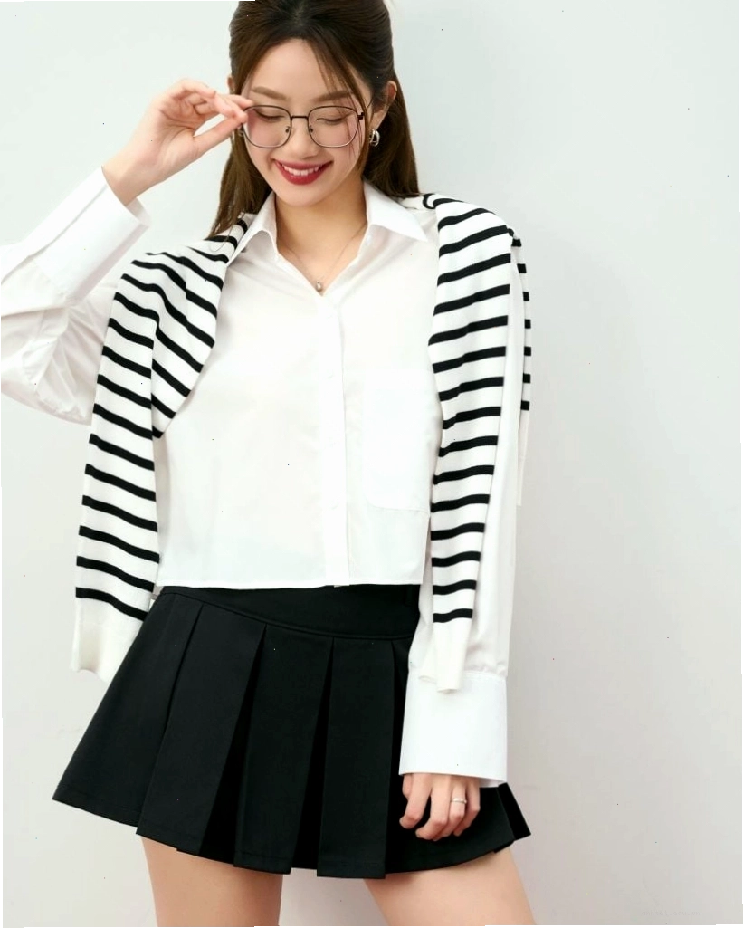 Cô gái diện áo sơ mi croptop trơn màu phối cùng quần cạp cao ống rộng