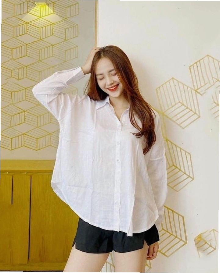 Cô gái diện áo sơ mi dáng rộng phối cùng quần short jean