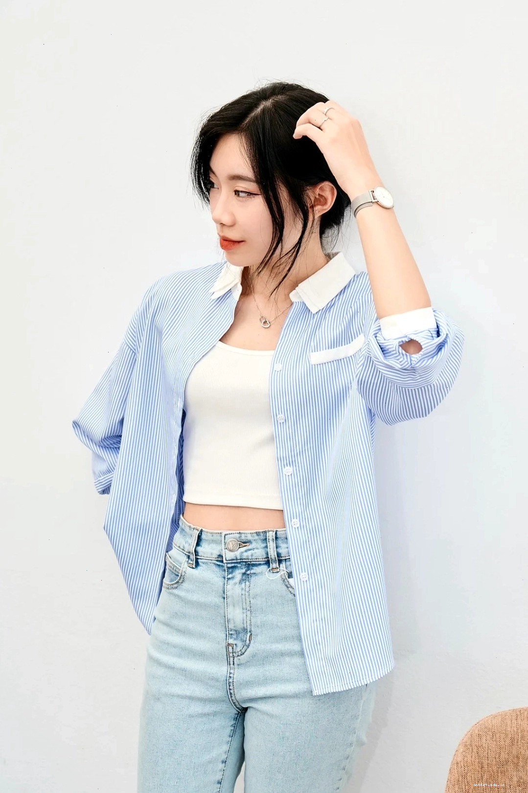 Cô gái diện áo sơ mi kẻ dáng rộng phối cùng quần tây ống đứng