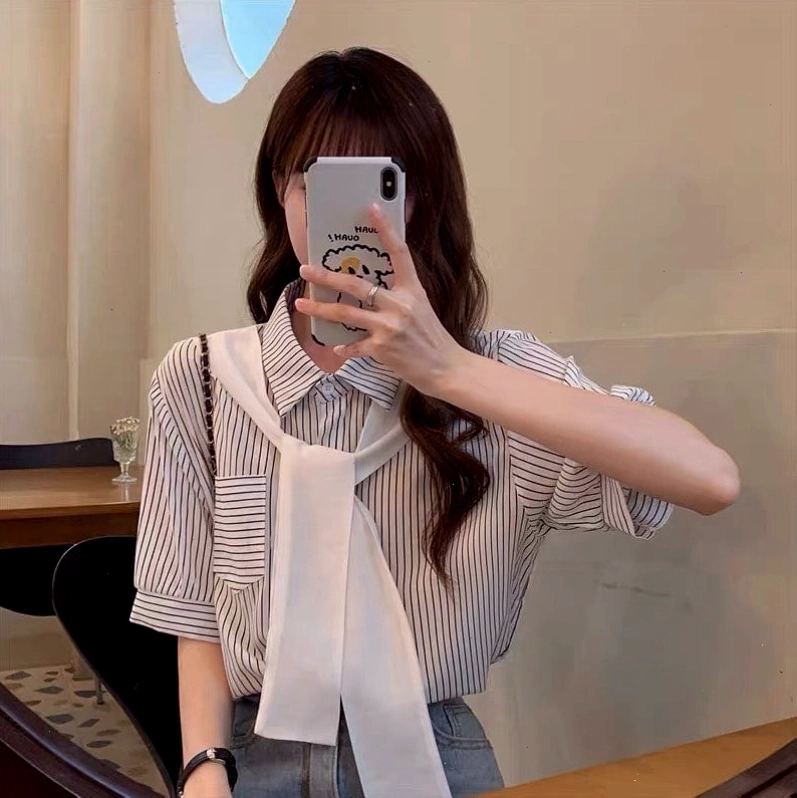 Cô gái diện áo sơ mi tay ngắn họa tiết caro kết hợp chân váy jean chữ A