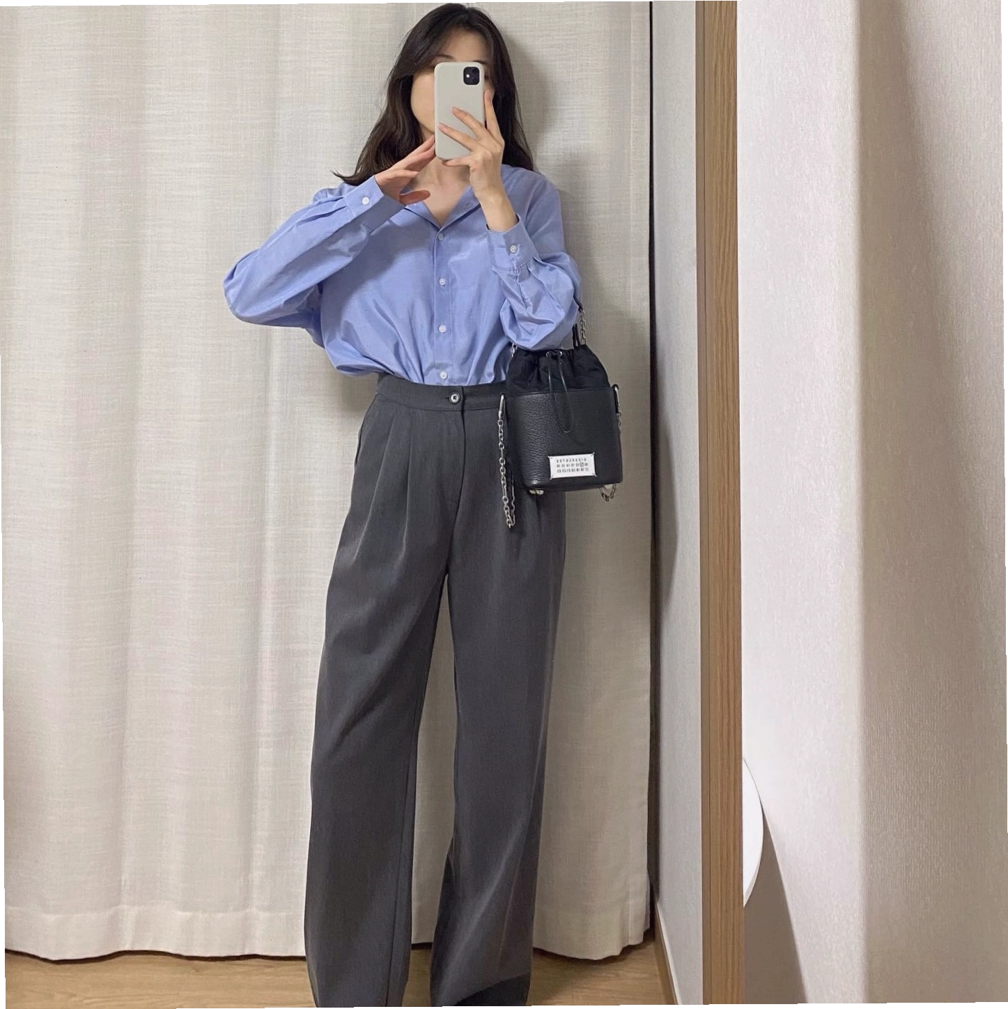 Cô gái diện áo sơ mi trắng oversize, quần âu và giày loafer