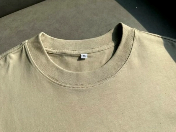 Cô gái diện áo thun form rộng tay lỡ màu hồng pastel kết hợp chân váy tennis, tạo dáng đáng yêu