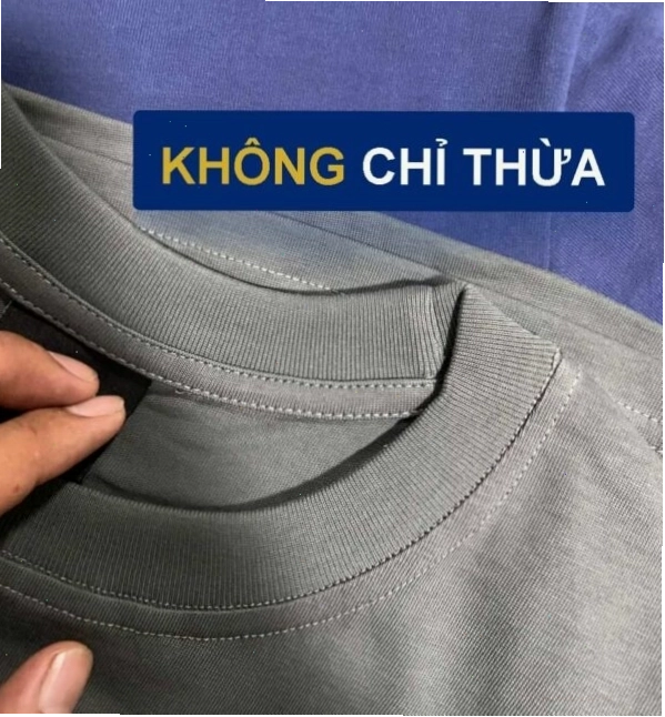 Cô gái diện áo thun form rộng tay lỡ màu xanh dương, quần short jean, tạo dáng năng động