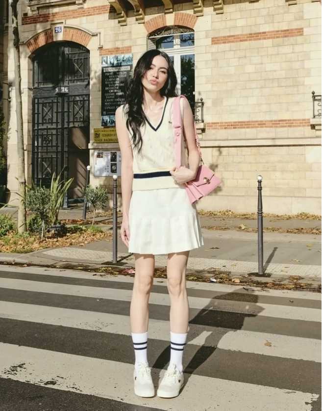 Cô gái diện chân váy chữ A xòe màu xanh mint phối áo thun trắng