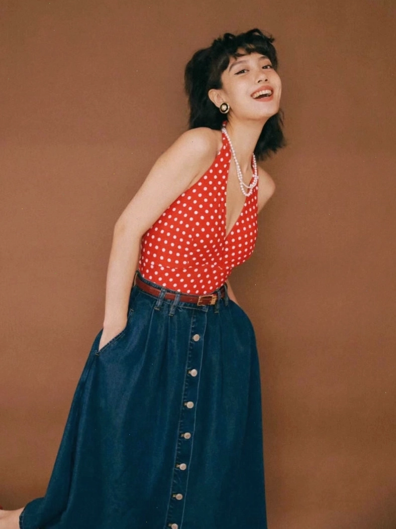 Cô gái diện chân váy dài vintage xếp ly màu xanh pastel, phối cùng áo cổ yếm trắng
